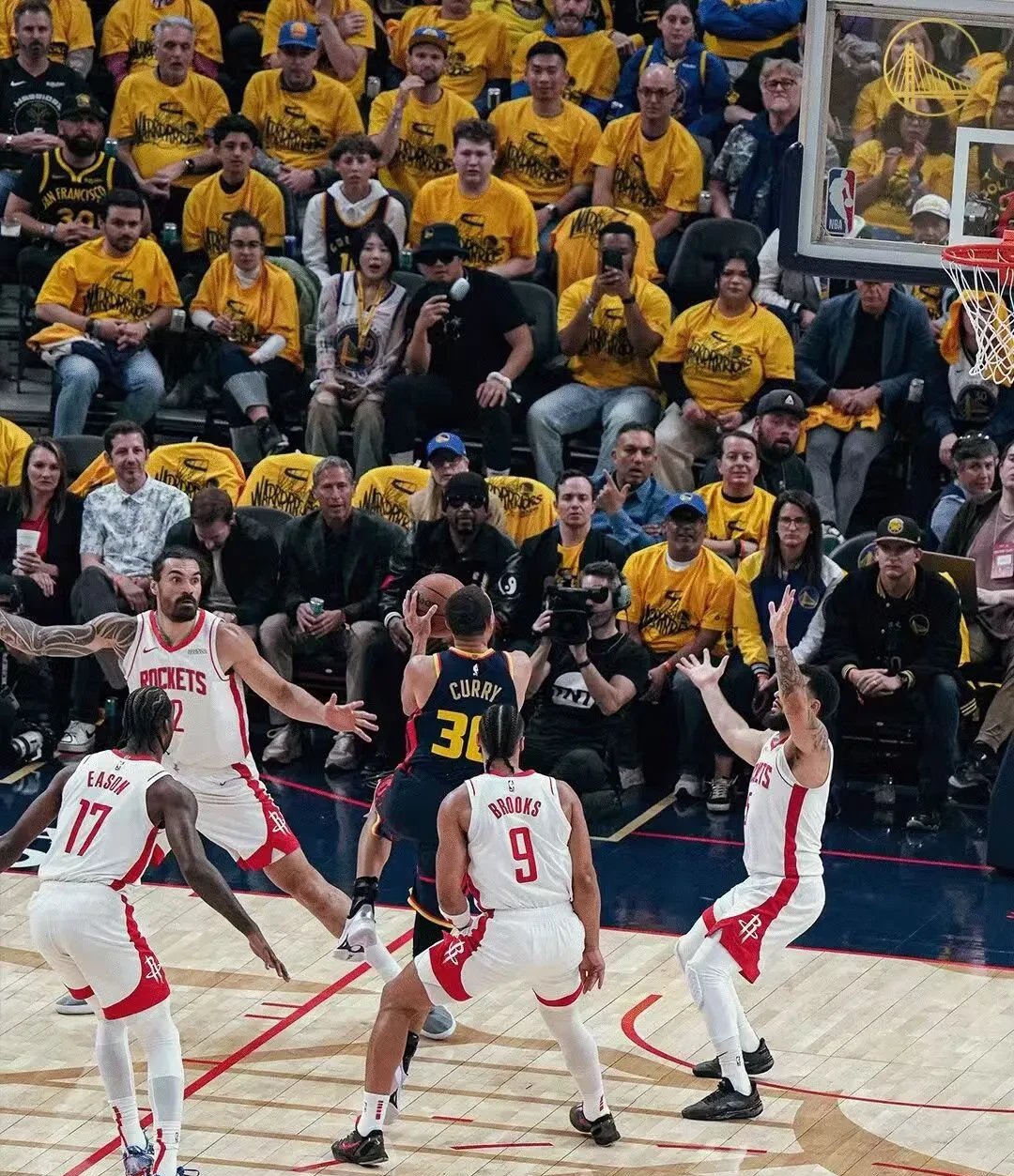 九游体育-勇士带队取胜！，阿扎伦卡重要时刻大比分获胜赛场气氛高涨-九游体育